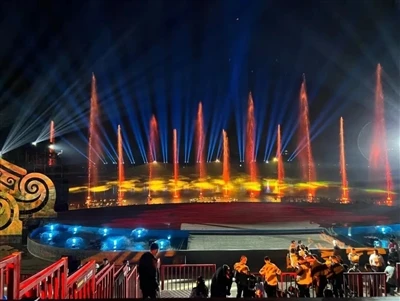 Il tour notturno del fiume Huan ad Anyang, la capitale dei caratteri cinesi, ...